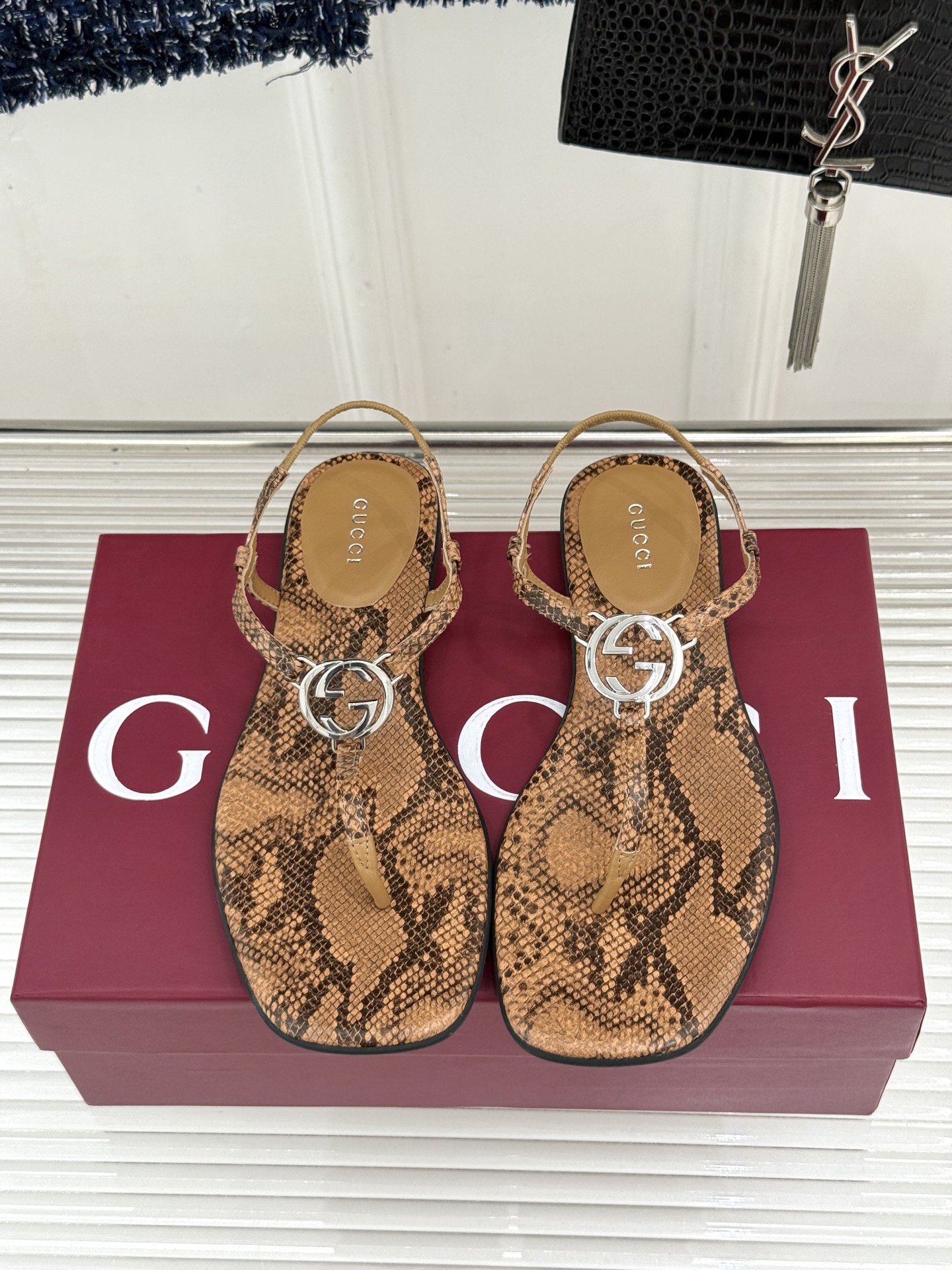 Gucci/古驰26WF新品双G夹脚方头平底凉鞋G家26WF春夏度假新作复古方头勾勒纤细脚型经典互扣双G