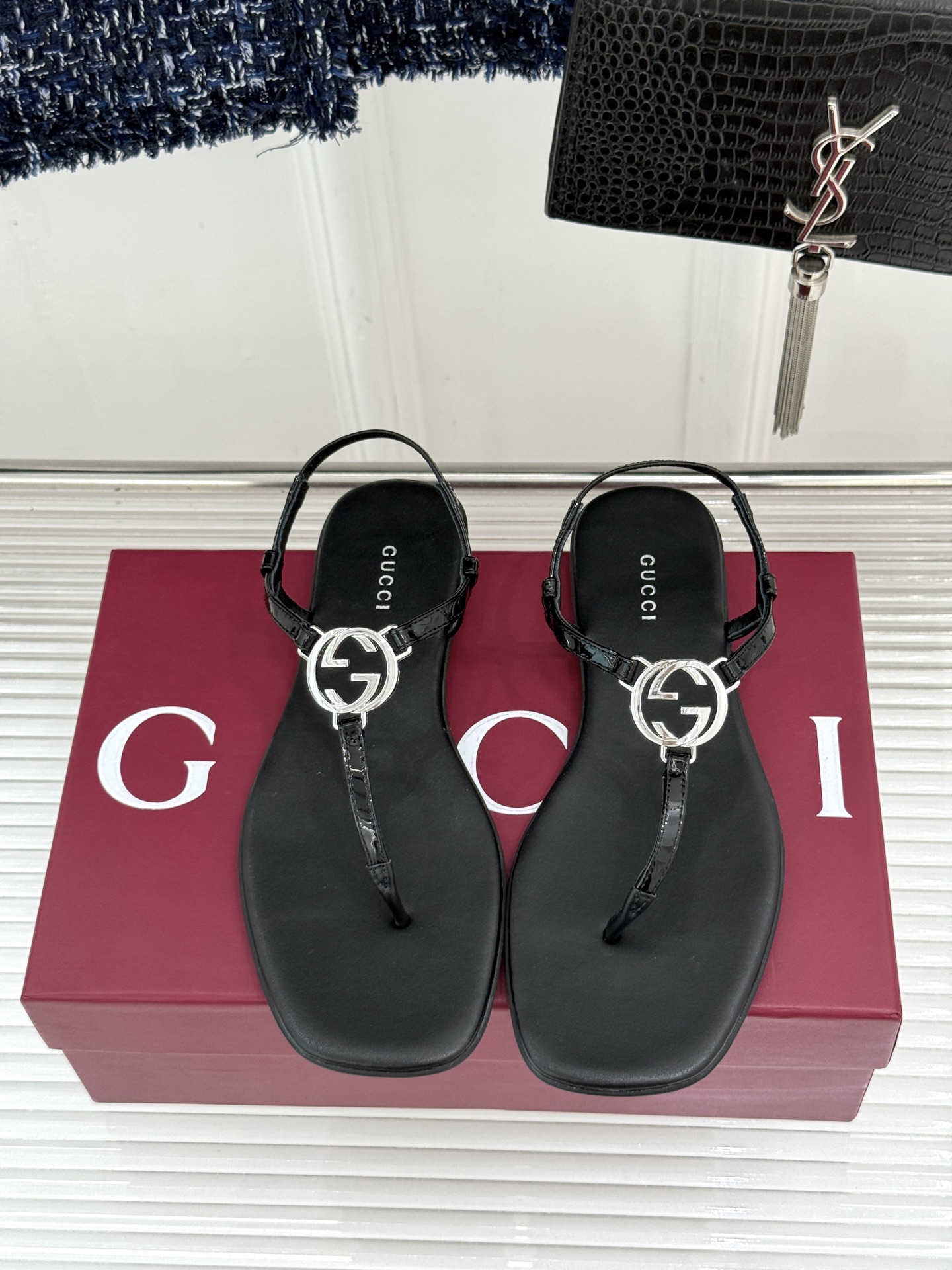 Gucci/古驰26WF新品双G夹脚方头平底凉鞋G家26WF春夏度假新作复古方头勾勒纤细脚型经典互扣双G
