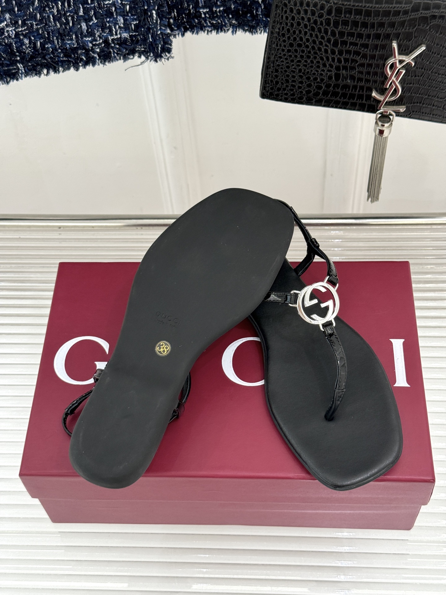 Gucci/古驰26WF新品双G夹脚方头平底凉鞋G家26WF春夏度假新作复古方头勾勒纤细脚型经典互扣双G