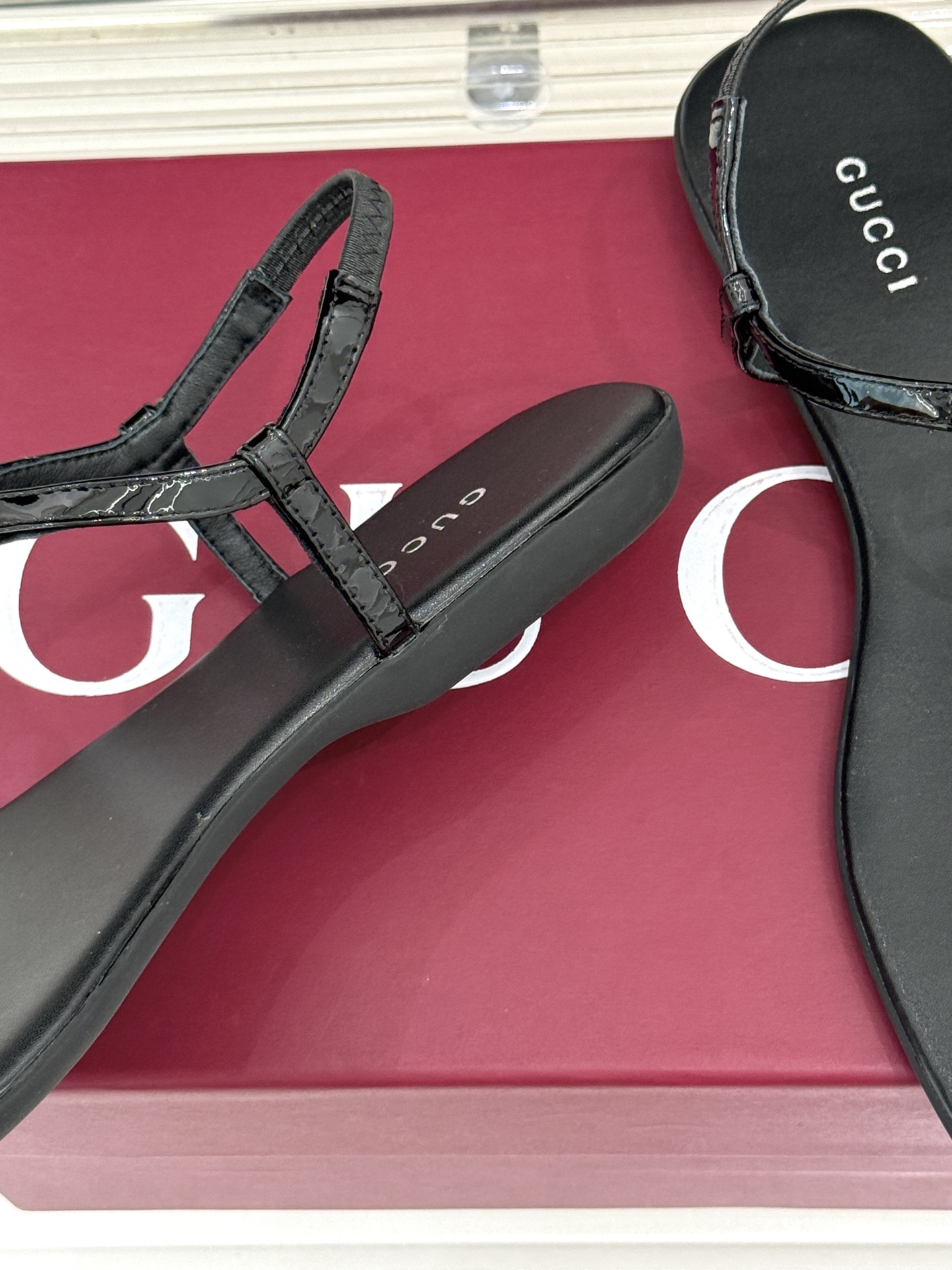 Gucci/古驰26WF新品双G夹脚方头平底凉鞋G家26WF春夏度假新作复古方头勾勒纤细脚型经典互扣双G
