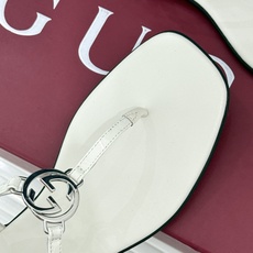 Gucci/古驰26WF新品双G夹脚方头平底凉鞋G家26WF春夏度假新作复古方头勾勒纤细脚型经典互扣双G Gucci/古驰26WF新品双G夹脚方头平底凉鞋G家26WF春夏度假新作复古方头勾勒纤细脚型经典互扣双G