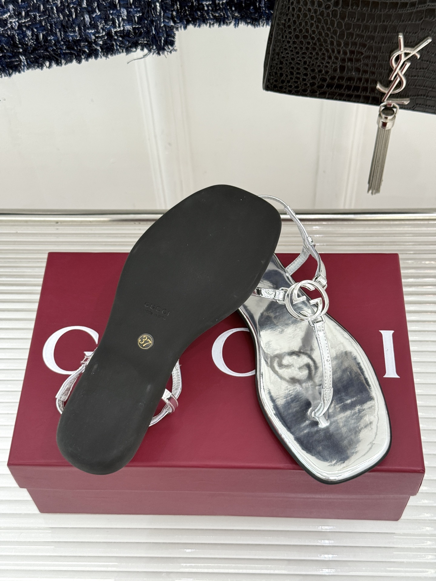 Gucci/古驰26WF新品双G夹脚方头平底凉鞋G家26WF春夏度假新作复古方头勾勒纤细脚型经典互扣双G