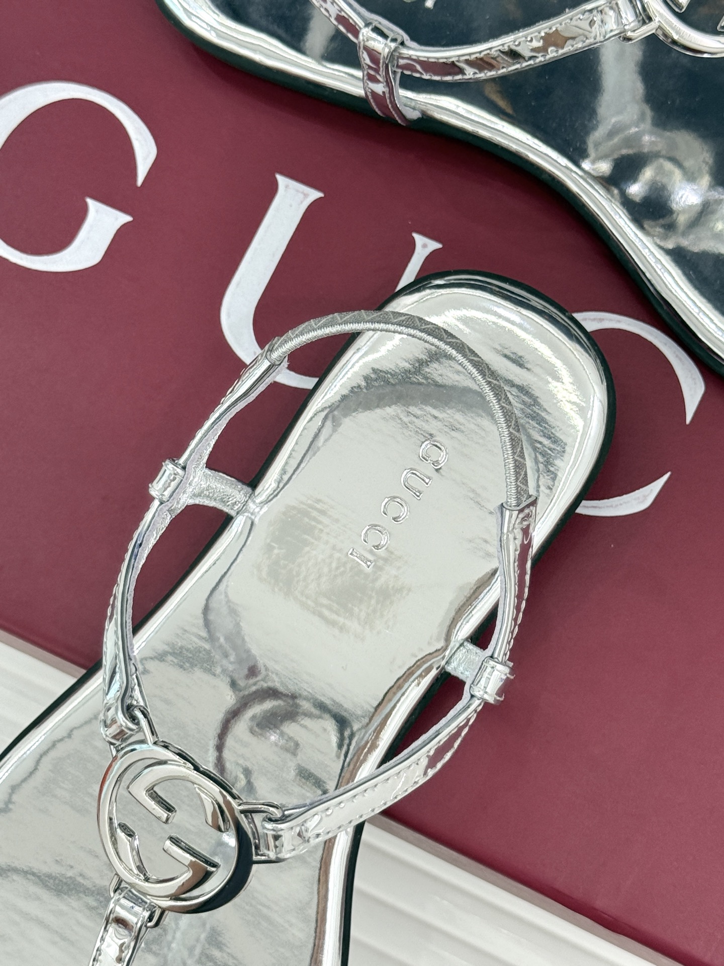 Gucci/古驰26WF新品双G夹脚方头平底凉鞋G家26WF春夏度假新作复古方头勾勒纤细脚型经典互扣双G