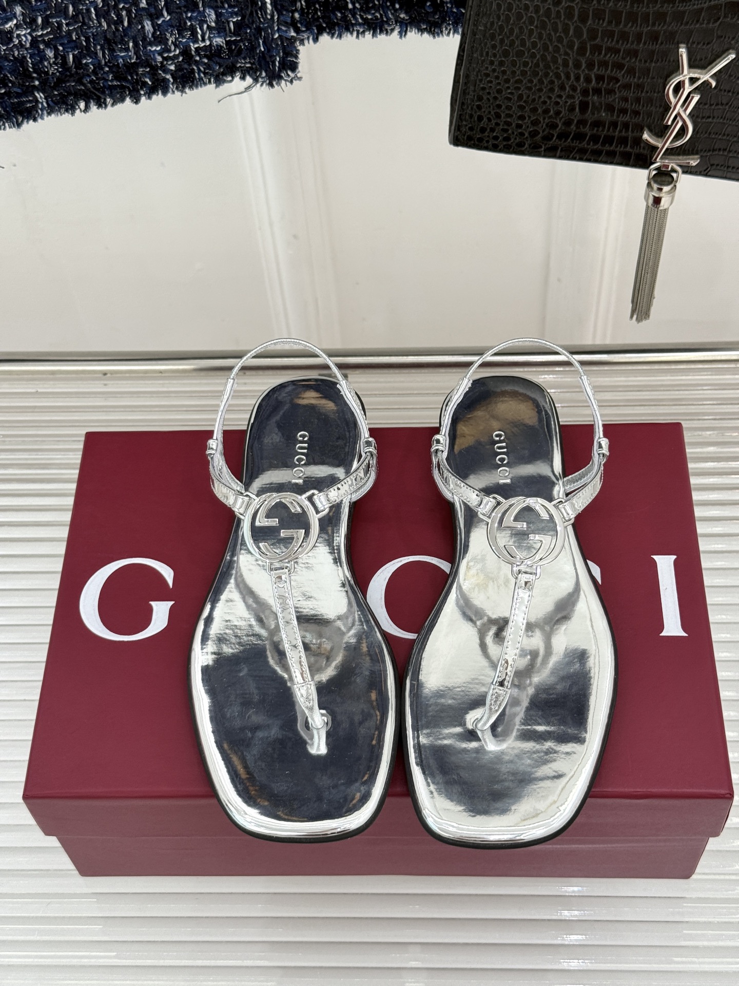 Gucci/古驰26WF新品双G夹脚方头平底凉鞋G家26WF春夏度假新作复古方头勾勒纤细脚型经典互扣双G