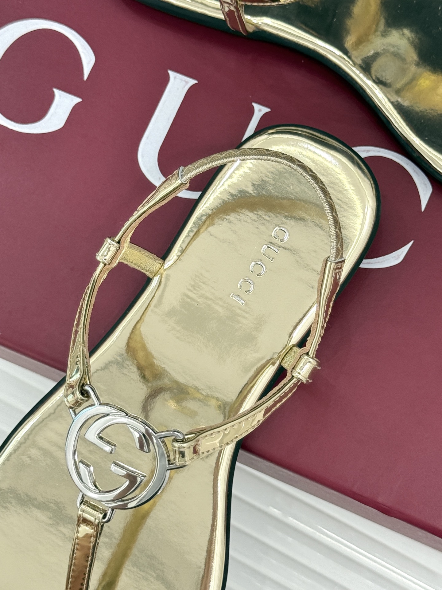 Gucci/古驰26WF新品双G夹脚方头平底凉鞋G家26WF春夏度假新作复古方头勾勒纤细脚型经典互扣双G Gucci/古驰26WF新品双G夹脚方头平底凉鞋G家26WF春夏度假新作复古方头勾勒纤细脚型经典互扣双G