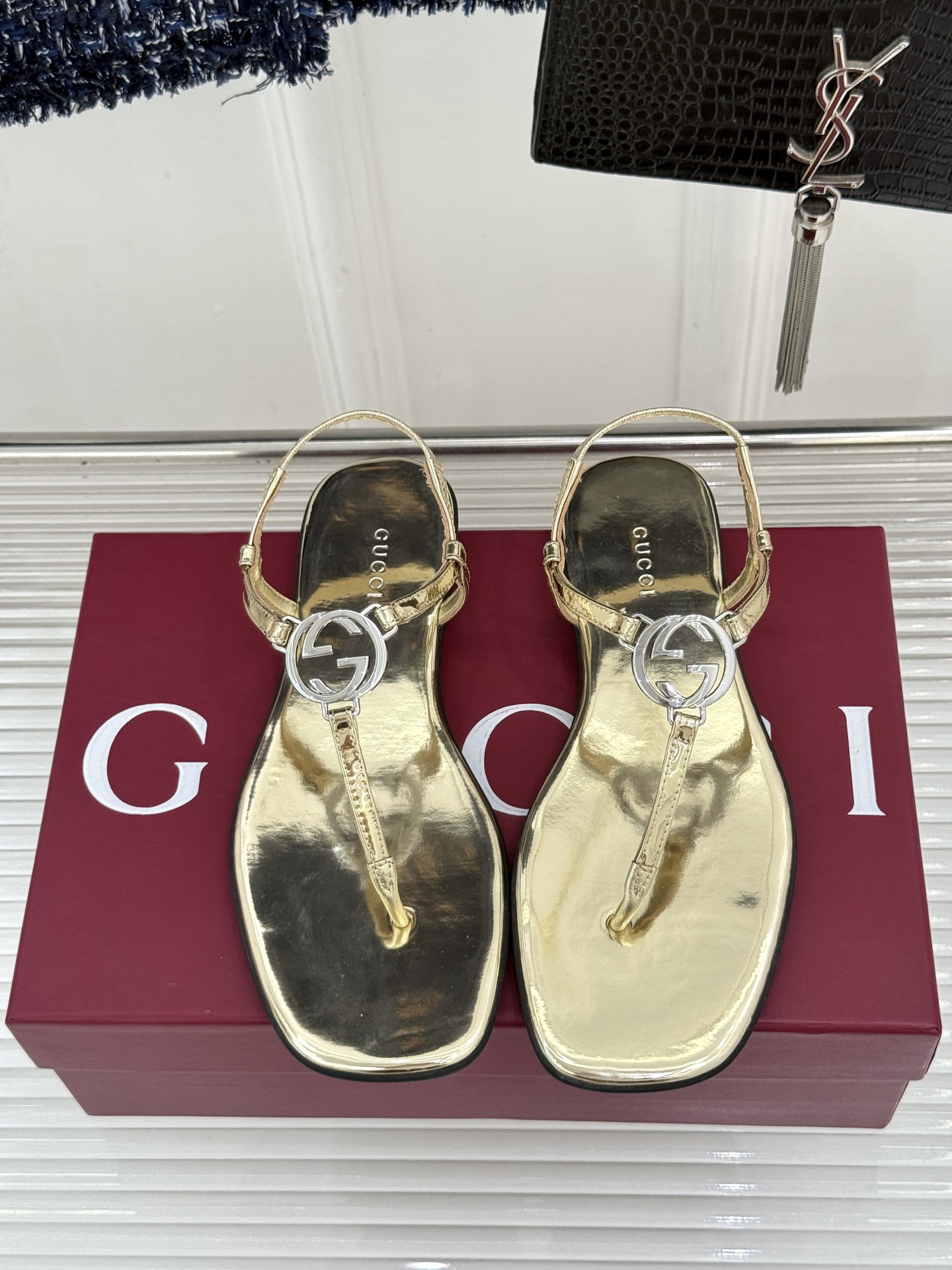 Gucci/古驰26WF新品双G夹脚方头平底凉鞋G家26WF春夏度假新作复古方头勾勒纤细脚型经典互扣双G Gucci/古驰26WF新品双G夹脚方头平底凉鞋G家26WF春夏度假新作复古方头勾勒纤细脚型经典互扣双G