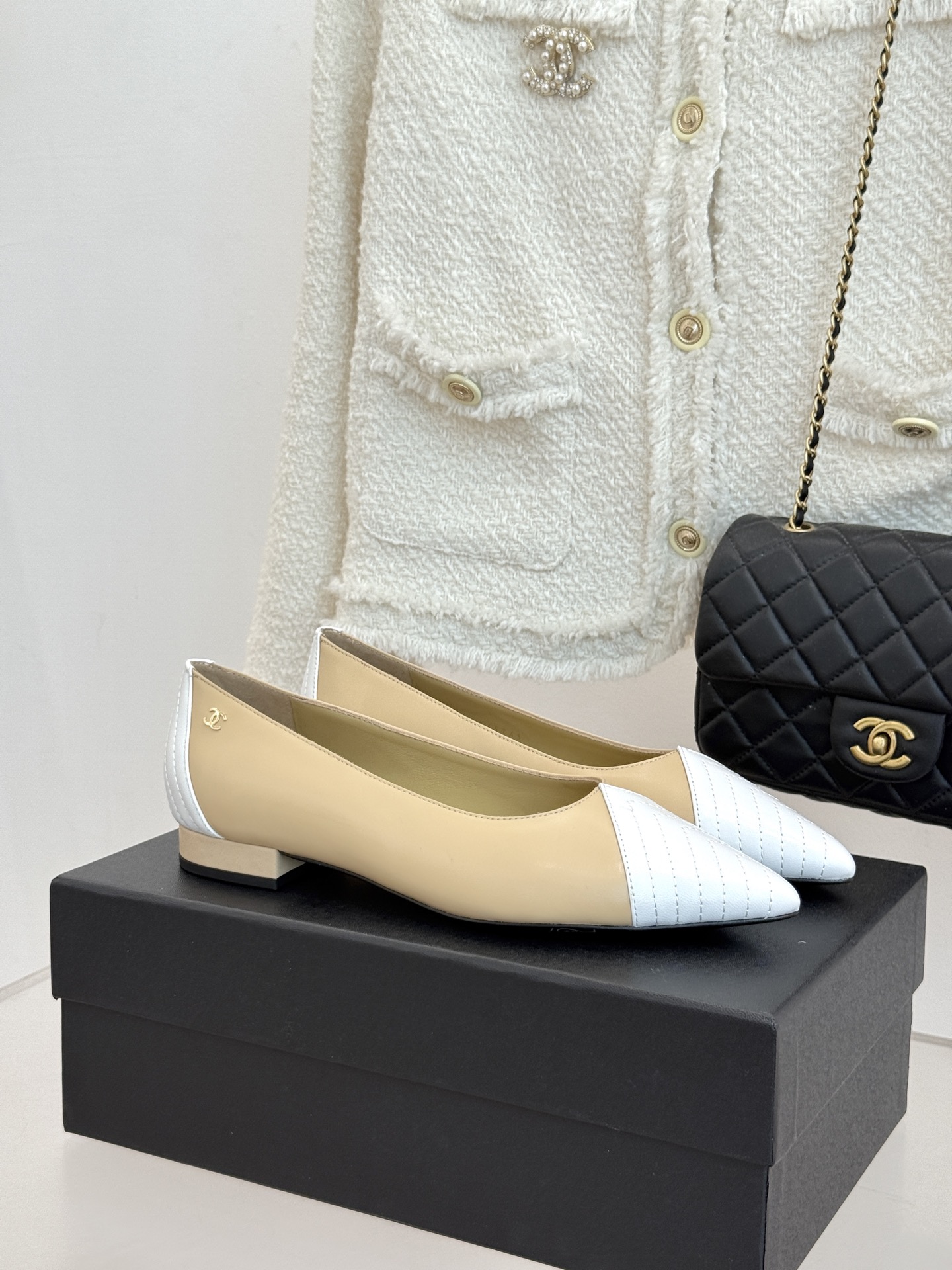 NO:884826,CHANE*｜Xiaoxiang 26A new product color matching Double C pointed toe flat shoes 26A early autumn king fried color matching shoes Contrasting color stitching brings a sense of high-end atmosphere Double C dark pattern low-key embellishment on the shoe side Pointed toe cut neatly elongates the foot line Flat soft bottom is super worry-free Lambskin lining is soft to the core Matte texture captures the essence of old money Off-white and black are timeless classics Milk tea with brown gently pokes the center  Pair it with a suit and instantly transform into a commuting heroine. Pair it with jeans for a laid-back and casual look. It can be worn on dates and out on the street. Chanel-style low-key luxury. Every step is elegant and effortless. The ultimate necessity for early autumn shoe cabinets. Whoever wears it will have the ceiling of temperament!  The fabric is made of original customized leather. The lining is made of sheepskin. The genuine leather outsole imported from Italy size35-39 (customized 40/41) No. 853202600615, single shoes, chanel, chanel, jeans, business suit, sheepskin, Leather soles19860909CHANE*｜小香26A新品拼色 双C尖头平底单鞋 26A早秋王炸拼色单鞋 撞色拼接自带高级氛围感 双C暗纹低调缀鞋侧 尖头剪裁利落拉长脚线 平底软底暴走超省心 小羊皮内里软到心坎里 哑光肌理拿捏老钱精髓 米白拼黑是永恒经典 奶茶拼棕温柔戳中心巴 搭西装秒变通勤女主 配牛仔裤慵懒随性松弛 约会出街全能hold住 香奈儿式的低调奢华感 每一步都优雅不费力 早秋鞋柜的终极刚需 谁穿谁是气质天花板！ 面料采用原版定制皮料 内里踮脚均为羊皮 意大利进口真皮大底 size35-39（40/41定制） 编号853202600615,单鞋,chanel,chanel,jeans,business suit,sheepskin,Leather soles,Women's Shoes