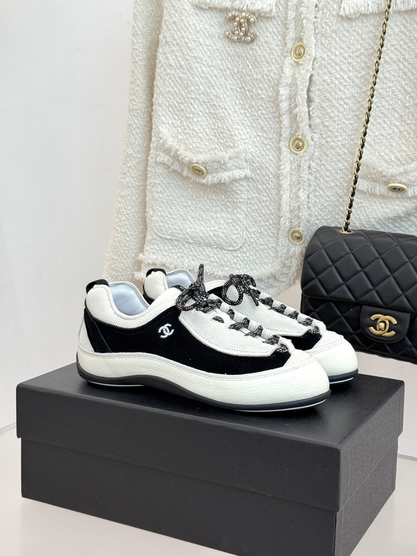 NO:891201,Top new style panda color series retro color matching casual sports shoes. Cowhide and mesh surface are breathable and flexible. Double C side markings contain brand ingenuity. The top of the foot shows slender feet in seconds. Suitable for daily commuting. The upper is made of original customized leather. The inner pads are all sheepskin. Original molded custom TPU outsole Size35-40 (customized at 40.41), casual shoes/sports shoes, sneakers, cowhide, sheepskin19860909顶级新款 熊猫色系 复古拼色休闲运动鞋 牛皮拼网面透气柔韧 双C侧标蕴藏品牌匠心 上脚秒显脚型纤细. 日常通勤都适配 鞋面采用原版定制皮料 内里垫脚均为羊皮 原版开模定制TPU大底 Size35-40（40.41定制）,休闲鞋/运动鞋,sneakers,cowhide,sheepskin,Women's Shoes