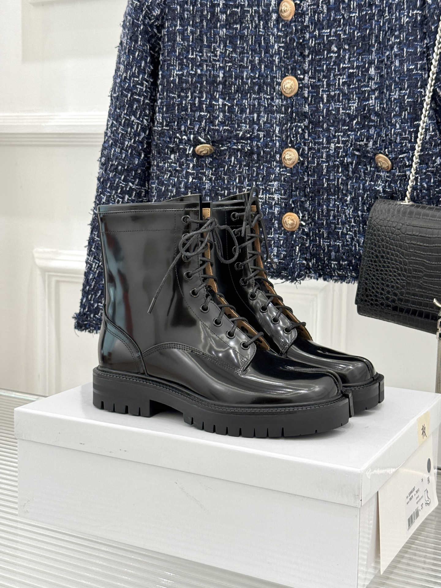 NO:884694,MaisonMargiela｜MM6 Margiela split-toe lace-up thick-soled Martin boots short boots. Margiela’s iconic tabi split-toe. Thick soles quietly increase the body proportions. The lace-up version is neat and cool. It is stable on the feet and does not tire the feet. Paired with overalls, it will make your aura full. Paired with short skirts, it is sweet and spicy. Pioneer deconstructs niche styles without clashing. The dark retro atmosphere is full. The white line on the back is the secret mark of the brand. It is an artifact of the atmosphere of autumn and winter wear.  There is ingenuity hidden in every detail. It has a high rate of return for daily outings. It is a must-have for fashionable people's shoe cabinets. It is versatile and can be worn all autumn and winter. The Italian craftsmanship and quality are super online. Sisters who know the industry have secretly rushed to buy this pair with eyes closed. It unlocks N ways to wear in autumn and winter. The sense of high-end is directly welded to the feet. A treasure for fashionable and sophisticated hands!  The fabric is made of original customized leather, and the lining is made of sheepskin. The original molded custom anti-slip outsole size35-39 (customized 40/41) No. 84620260615, boots, masion margiela, masion margiela, boots, skirts, sheepskin19860909MaisonMargiela｜MM6马吉拉 分趾系带厚底马丁靴短靴 马吉拉标志性tabi分趾 厚底悄悄拔高身形比例 系带版型利落又酷飒 上脚稳当不累脚 搭工装裤气场直接拉满 配短裙甜辣感十足 先锋解构小众不撞款 暗黑复古氛围拉满 背后白线是品牌暗记 秋冬穿搭氛围感神器 细节处处藏着巧思 日常出街回头率超高 潮人鞋柜必备款 百搭能穿一整秋冬 意式匠心质感超在线 懂行的姐妹都悄悄冲了 这双闭眼入绝不亏 解锁N种秋冬穿法 高级感直接焊在脚上 时髦精人手一双的宝藏！ 面料采用原版定制皮料 内里踮脚均为羊皮 原版开模定制防滑大底 size35-39（40/41定制） 编号84620260615,靴子,masion margiela,masion margiela,boots,skirts,sheepskin,Women's Shoes