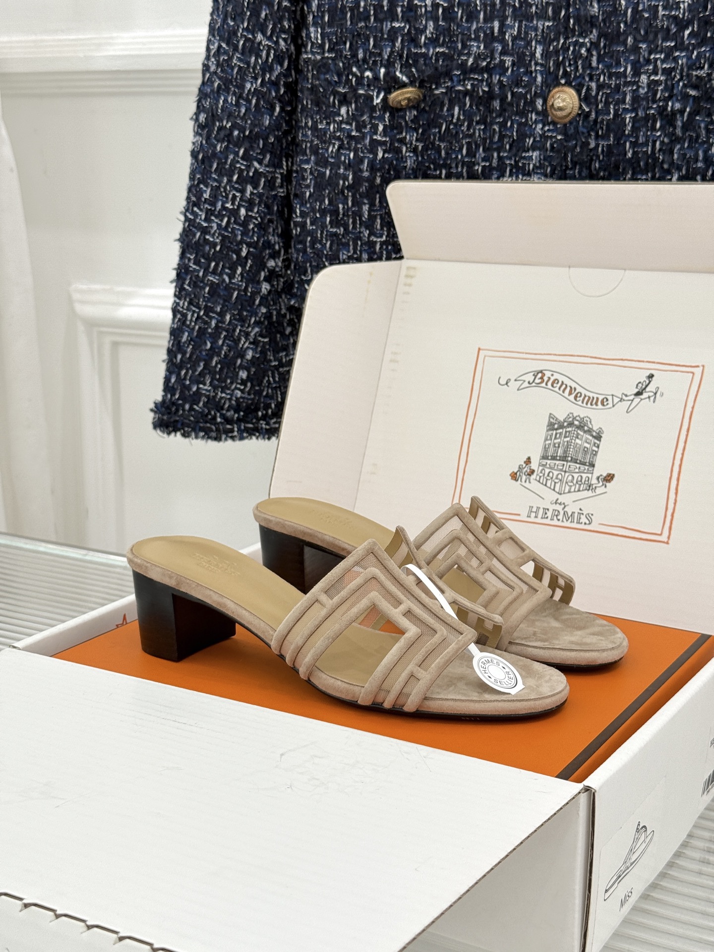 NO:884660,(With original airplane box) Hermès/Hermès classic H slippers. Summer H drags on the ceiling. The quality of the H home is enshrined. The iconic H-shaped hollow upper. The simple lines hide the brand's heritage. The flat model is casual and easy to match. The thick heel model quietly elongates the leg proportions. The golden brown color is the most classic.  Stepping out is worry-free and fashionable. It has an old-money style atmosphere. The evergreen shoe cabinet is worth investing with your eyes closed. It is the soul item for summer wear. You can only understand what the texture is when you put it on your feet. The light luxury goods can be bought with your eyes closed. It can provide delicacy and comfort for the whole summer. It is handmade in Italy. The brand's intention can be seen in the details. It has a retro charm as time goes by. It is a classic style that can be worn for several years!  The fabric is made of original customized leather, and the lining is made of sheepskin. The genuine leather outsole imported from Italy size 35-39 (customized 40/41) No. 96820260616, slippers, hermes, hermes, slippers, skirts, sheepskin, Leather soles19860909（配原版飞机盒） Hermès/爱马仕经典H拖鞋 夏日H拖天花板 H家出品质感封神 标志性H型镂空鞋面 简约线条藏着品牌的底蕴 平底款随性又好搭 粗跟款悄悄拉长腿型比例 金棕配色最经典 黑色百搭不挑人不出错 配牛仔自带松弛感 搭连衣裙秒变温柔大小姐 通勤度假都适配 一脚蹬出门省心又时髦 老钱风氛围拉满 鞋柜常青款值得闭眼投资 夏日穿搭灵魂单品 上脚才懂什么叫质感绝了 轻奢好物闭眼入 承包整夏的精致与舒适感 意大利手工匠造 细节处见品牌的用心 越穿越有复古韵味 是能穿好几年的经典款！ 面料采用原版定制皮料 内里踮脚均为羊皮 意大利进口真皮大底 size35-39（40/41定制） 编号96820260616,拖鞋,hermes,hermes,slippers,skirts,sheepskin,Leather soles,Women's Shoes