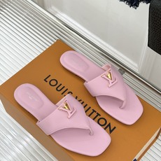 平底LV驴家26WF新品金属扣夹脚人字拖鞋金属扣镌刻品牌印记夹脚版型随性舒展套脚即走妥妥懒人福音搭牛仔满 平底LV驴家26WF新品金属扣夹脚人字拖鞋金属扣镌刻品牌印记夹脚版型随性舒展套脚即走妥妥懒人福音搭牛仔满