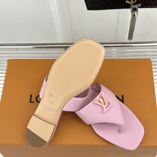 平底LV驴家26WF新品金属扣夹脚人字拖鞋金属扣镌刻品牌印记夹脚版型随性舒展套脚即走妥妥懒人福音搭牛仔满 平底LV驴家26WF新品金属扣夹脚人字拖鞋金属扣镌刻品牌印记夹脚版型随性舒展套脚即走妥妥懒人福音搭牛仔满