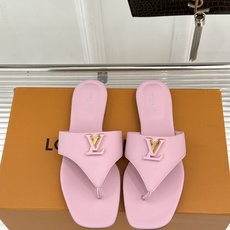 平底LV驴家26WF新品金属扣夹脚人字拖鞋金属扣镌刻品牌印记夹脚版型随性舒展套脚即走妥妥懒人福音搭牛仔满 平底LV驴家26WF新品金属扣夹脚人字拖鞋金属扣镌刻品牌印记夹脚版型随性舒展套脚即走妥妥懒人福音搭牛仔满