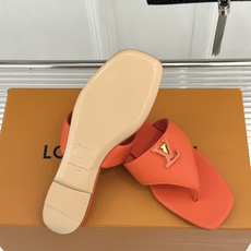 平底LV驴家26WF新品金属扣夹脚人字拖鞋金属扣镌刻品牌印记夹脚版型随性舒展套脚即走妥妥懒人福音搭牛仔满 平底LV驴家26WF新品金属扣夹脚人字拖鞋金属扣镌刻品牌印记夹脚版型随性舒展套脚即走妥妥懒人福音搭牛仔满