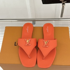 平底LV驴家26WF新品金属扣夹脚人字拖鞋金属扣镌刻品牌印记夹脚版型随性舒展套脚即走妥妥懒人福音搭牛仔满 平底LV驴家26WF新品金属扣夹脚人字拖鞋金属扣镌刻品牌印记夹脚版型随性舒展套脚即走妥妥懒人福音搭牛仔满