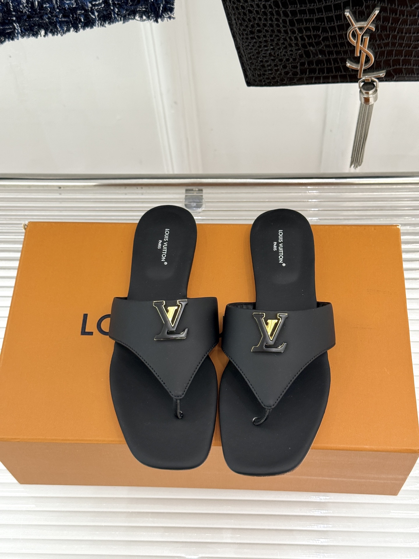 平底LV驴家26WF新品金属扣夹脚人字拖鞋金属扣镌刻品牌印记夹脚版型随性舒展套脚即走妥妥懒人福音搭牛仔满