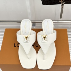高跟LV驴家26WF新品金属扣夹脚人字拖鞋金属扣镌刻品牌印记夹脚版型随性舒展套脚即走妥妥懒人福音搭牛仔满 高跟LV驴家26WF新品金属扣夹脚人字拖鞋金属扣镌刻品牌印记夹脚版型随性舒展套脚即走妥妥懒人福音搭牛仔满