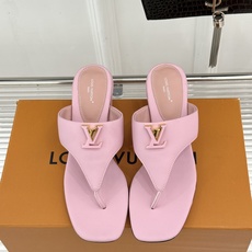 高跟LV驴家26WF新品金属扣夹脚人字拖鞋金属扣镌刻品牌印记夹脚版型随性舒展套脚即走妥妥懒人福音搭牛仔满 高跟LV驴家26WF新品金属扣夹脚人字拖鞋金属扣镌刻品牌印记夹脚版型随性舒展套脚即走妥妥懒人福音搭牛仔满