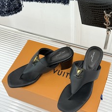 高跟LV驴家26WF新品金属扣夹脚人字拖鞋金属扣镌刻品牌印记夹脚版型随性舒展套脚即走妥妥懒人福音搭牛仔满 高跟LV驴家26WF新品金属扣夹脚人字拖鞋金属扣镌刻品牌印记夹脚版型随性舒展套脚即走妥妥懒人福音搭牛仔满