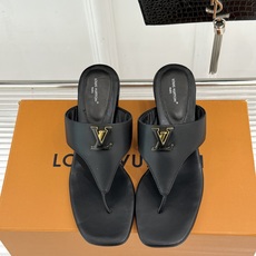 高跟LV驴家26WF新品金属扣夹脚人字拖鞋金属扣镌刻品牌印记夹脚版型随性舒展套脚即走妥妥懒人福音搭牛仔满 高跟LV驴家26WF新品金属扣夹脚人字拖鞋金属扣镌刻品牌印记夹脚版型随性舒展套脚即走妥妥懒人福音搭牛仔满