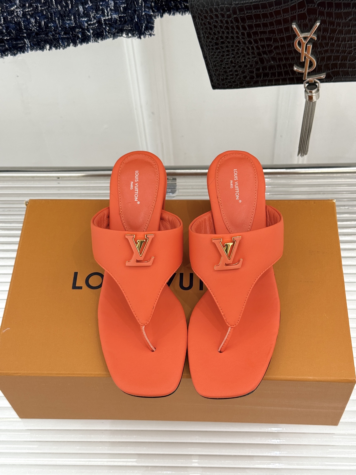 高跟LV驴家26WF新品金属扣夹脚人字拖鞋金属扣镌刻品牌印记夹脚版型随性舒展套脚即走妥妥懒人福音搭牛仔满