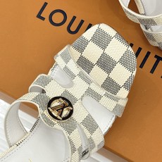 L*V驴家26WF新品罗马高跟拖鞋凉鞋金属锁扣镌刻品牌印记粗跟稳承每一步履复古肌理复刻罗马假日感柔润小牛 L*V驴家26WF新品罗马高跟拖鞋凉鞋金属锁扣镌刻品牌印记粗跟稳承每一步履复古肌理复刻罗马假日感柔润小牛