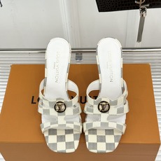 L*V驴家26WF新品罗马高跟拖鞋凉鞋金属锁扣镌刻品牌印记粗跟稳承每一步履复古肌理复刻罗马假日感柔润小牛 L*V驴家26WF新品罗马高跟拖鞋凉鞋金属锁扣镌刻品牌印记粗跟稳承每一步履复古肌理复刻罗马假日感柔润小牛