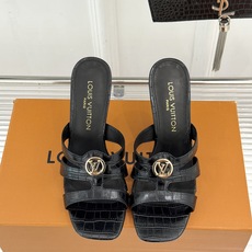 L*V驴家26WF新品罗马高跟拖鞋凉鞋金属锁扣镌刻品牌印记粗跟稳承每一步履复古肌理复刻罗马假日感柔润小牛 L*V驴家26WF新品罗马高跟拖鞋凉鞋金属锁扣镌刻品牌印记粗跟稳承每一步履复古肌理复刻罗马假日感柔润小牛