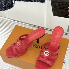 L*V驴家26WF新品罗马高跟拖鞋凉鞋金属锁扣镌刻品牌印记粗跟稳承每一步履复古肌理复刻罗马假日感柔润小牛 L*V驴家26WF新品罗马高跟拖鞋凉鞋金属锁扣镌刻品牌印记粗跟稳承每一步履复古肌理复刻罗马假日感柔润小牛