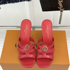 L*V驴家26WF新品罗马高跟拖鞋凉鞋金属锁扣镌刻品牌印记粗跟稳承每一步履复古肌理复刻罗马假日感柔润小牛 L*V驴家26WF新品罗马高跟拖鞋凉鞋金属锁扣镌刻品牌印记粗跟稳承每一步履复古肌理复刻罗马假日感柔润小牛