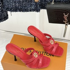 L*V驴家26WF新品罗马高跟拖鞋凉鞋金属锁扣镌刻品牌印记粗跟稳承每一步履复古肌理复刻罗马假日感柔润小牛 L*V驴家26WF新品罗马高跟拖鞋凉鞋金属锁扣镌刻品牌印记粗跟稳承每一步履复古肌理复刻罗马假日感柔润小牛