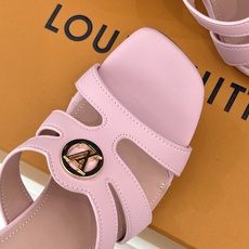 L*V驴家26WF新品罗马高跟拖鞋凉鞋金属锁扣镌刻品牌印记粗跟稳承每一步履复古肌理复刻罗马假日感柔润小牛 L*V驴家26WF新品罗马高跟拖鞋凉鞋金属锁扣镌刻品牌印记粗跟稳承每一步履复古肌理复刻罗马假日感柔润小牛