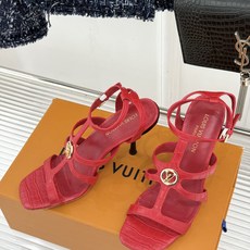 L*V驴家26WF新品罗马高跟拖鞋凉鞋金属锁扣镌刻品牌印记粗跟稳承每一步履复古肌理复刻罗马假日感柔润小牛 L*V驴家26WF新品罗马高跟拖鞋凉鞋金属锁扣镌刻品牌印记粗跟稳承每一步履复古肌理复刻罗马假日感柔润小牛