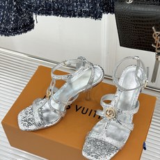 L*V驴家26WF新品罗马高跟拖鞋凉鞋金属锁扣镌刻品牌印记粗跟稳承每一步履复古肌理复刻罗马假日感柔润小牛 L*V驴家26WF新品罗马高跟拖鞋凉鞋金属锁扣镌刻品牌印记粗跟稳承每一步履复古肌理复刻罗马假日感柔润小牛