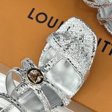 L*V驴家26WF新品罗马高跟拖鞋凉鞋金属锁扣镌刻品牌印记粗跟稳承每一步履复古肌理复刻罗马假日感柔润小牛 L*V驴家26WF新品罗马高跟拖鞋凉鞋金属锁扣镌刻品牌印记粗跟稳承每一步履复古肌理复刻罗马假日感柔润小牛