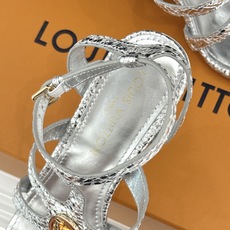 L*V驴家26WF新品罗马高跟拖鞋凉鞋金属锁扣镌刻品牌印记粗跟稳承每一步履复古肌理复刻罗马假日感柔润小牛 L*V驴家26WF新品罗马高跟拖鞋凉鞋金属锁扣镌刻品牌印记粗跟稳承每一步履复古肌理复刻罗马假日感柔润小牛
