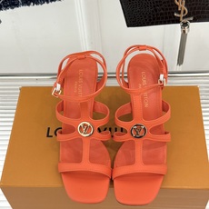 L*V驴家26WF新品罗马高跟拖鞋凉鞋金属锁扣镌刻品牌印记粗跟稳承每一步履复古肌理复刻罗马假日感柔润小牛 L*V驴家26WF新品罗马高跟拖鞋凉鞋金属锁扣镌刻品牌印记粗跟稳承每一步履复古肌理复刻罗马假日感柔润小牛
