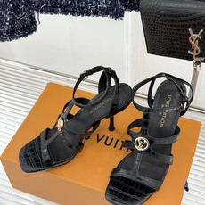 L*V驴家26WF新品罗马高跟拖鞋凉鞋金属锁扣镌刻品牌印记粗跟稳承每一步履复古肌理复刻罗马假日感柔润小牛 L*V驴家26WF新品罗马高跟拖鞋凉鞋金属锁扣镌刻品牌印记粗跟稳承每一步履复古肌理复刻罗马假日感柔润小牛