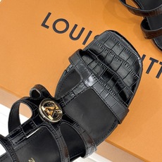 L*V驴家26WF新品罗马高跟拖鞋凉鞋金属锁扣镌刻品牌印记粗跟稳承每一步履复古肌理复刻罗马假日感柔润小牛 L*V驴家26WF新品罗马高跟拖鞋凉鞋金属锁扣镌刻品牌印记粗跟稳承每一步履复古肌理复刻罗马假日感柔润小牛