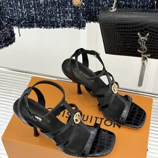 L*V驴家26WF新品罗马高跟拖鞋凉鞋金属锁扣镌刻品牌印记粗跟稳承每一步履复古肌理复刻罗马假日感柔润小牛 L*V驴家26WF新品罗马高跟拖鞋凉鞋金属锁扣镌刻品牌印记粗跟稳承每一步履复古肌理复刻罗马假日感柔润小牛
