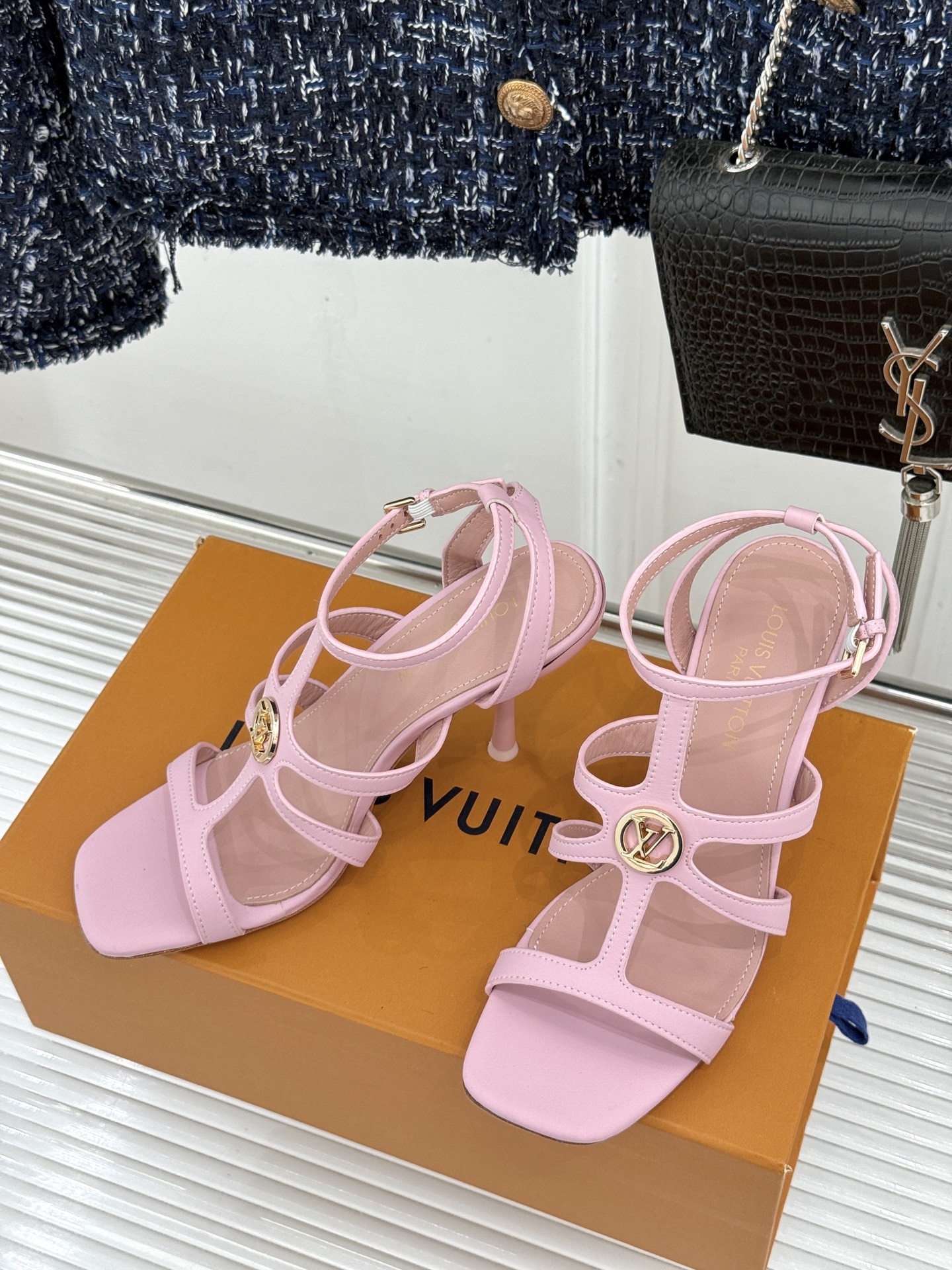 L*V驴家26WF新品罗马高跟拖鞋凉鞋金属锁扣镌刻品牌印记粗跟稳承每一步履复古肌理复刻罗马假日感柔润小牛