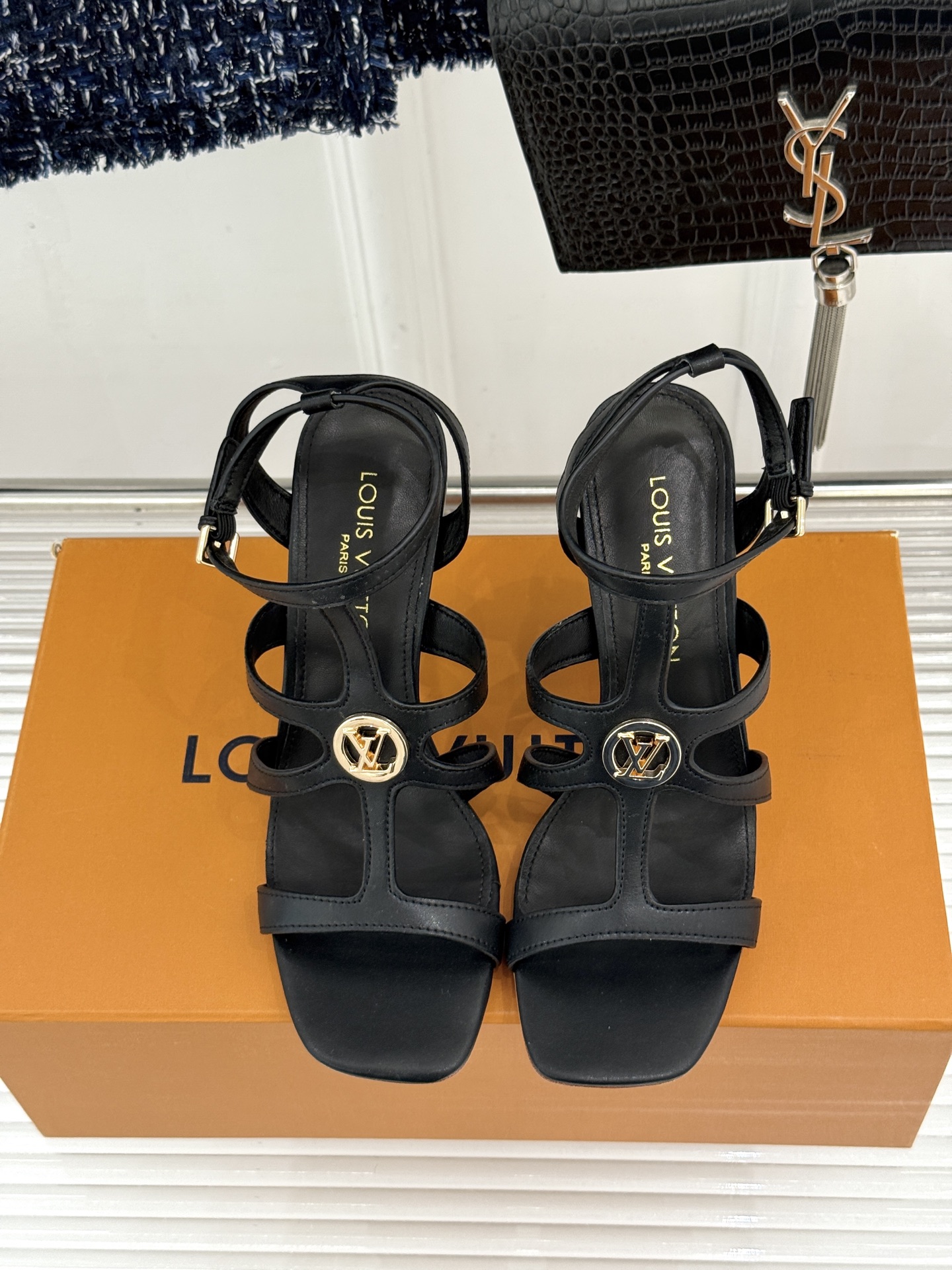 L*V驴家26WF新品罗马高跟拖鞋凉鞋金属锁扣镌刻品牌印记粗跟稳承每一步履复古肌理复刻罗马假日感柔润小牛