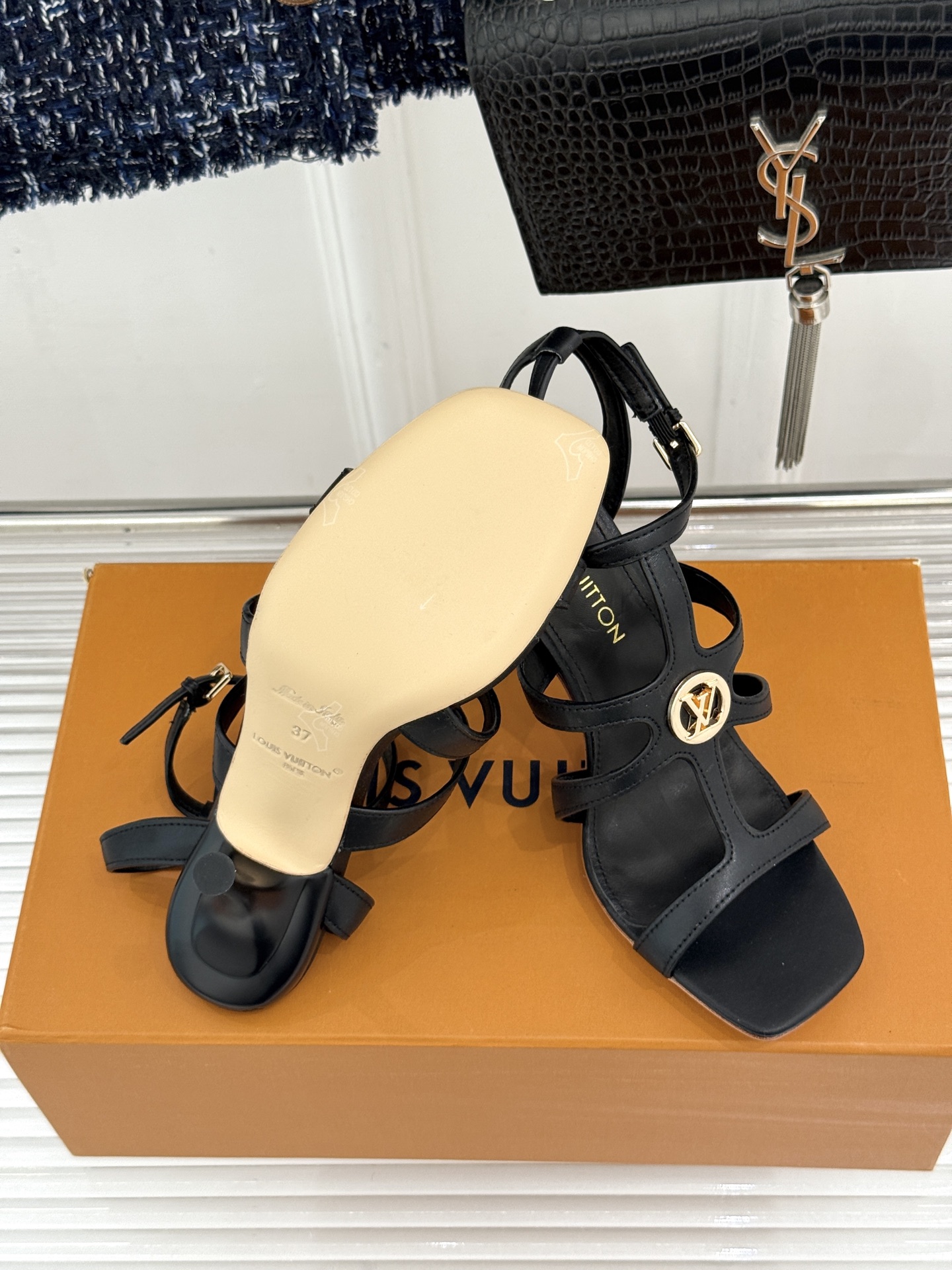 L*V驴家26WF新品罗马高跟拖鞋凉鞋金属锁扣镌刻品牌印记粗跟稳承每一步履复古肌理复刻罗马假日感柔润小牛