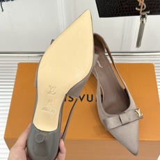 L*V驴家26WF新品蝴蝶结真丝尖头高中空跟凉鞋鞋柜必入的宝藏凉鞋出街回头率直接爆表解锁早春穿搭高级密码 L*V驴家26WF新品蝴蝶结真丝尖头高中空跟凉鞋鞋柜必入的宝藏凉鞋出街回头率直接爆表解锁早春穿搭高级密码
