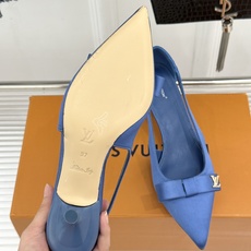 L*V驴家26WF新品蝴蝶结真丝尖头高中空跟凉鞋鞋柜必入的宝藏凉鞋出街回头率直接爆表解锁早春穿搭高级密码 L*V驴家26WF新品蝴蝶结真丝尖头高中空跟凉鞋鞋柜必入的宝藏凉鞋出街回头率直接爆表解锁早春穿搭高级密码