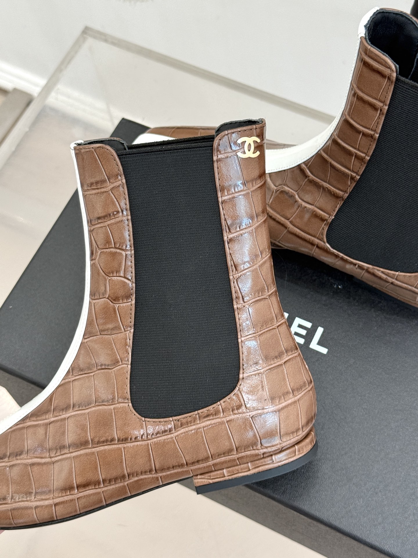 CHANE*|小香26A秋冬新品 鳄鱼纹拼接方头切尔西短靴 秋冬鞋柜C位担当 小众不撞款回头率高 时髦精闭眼入不亏 复古 CHANE*|小香26A秋冬新品 鳄鱼纹拼接方头切尔西短靴 秋冬鞋柜C位担当 小众不撞款回头率高 时髦精闭眼入不亏 复古