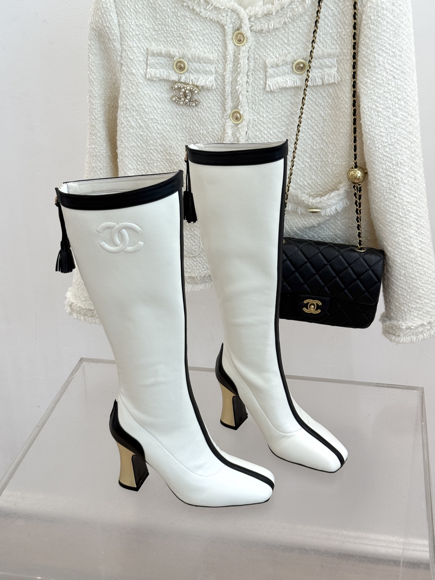 CHANE*|小香26A秋冬新品 双C拼接方头金属跟高跟长靴 秋冬鞋柜必有它位置 时髦精闭眼入不亏 解锁秋冬穿搭万能密码 CHANE*|小香26A秋冬新品 双C拼接方头金属跟高跟长靴 秋冬鞋柜必有它位置 时髦精闭眼入不亏 解锁秋冬穿搭万能密码
