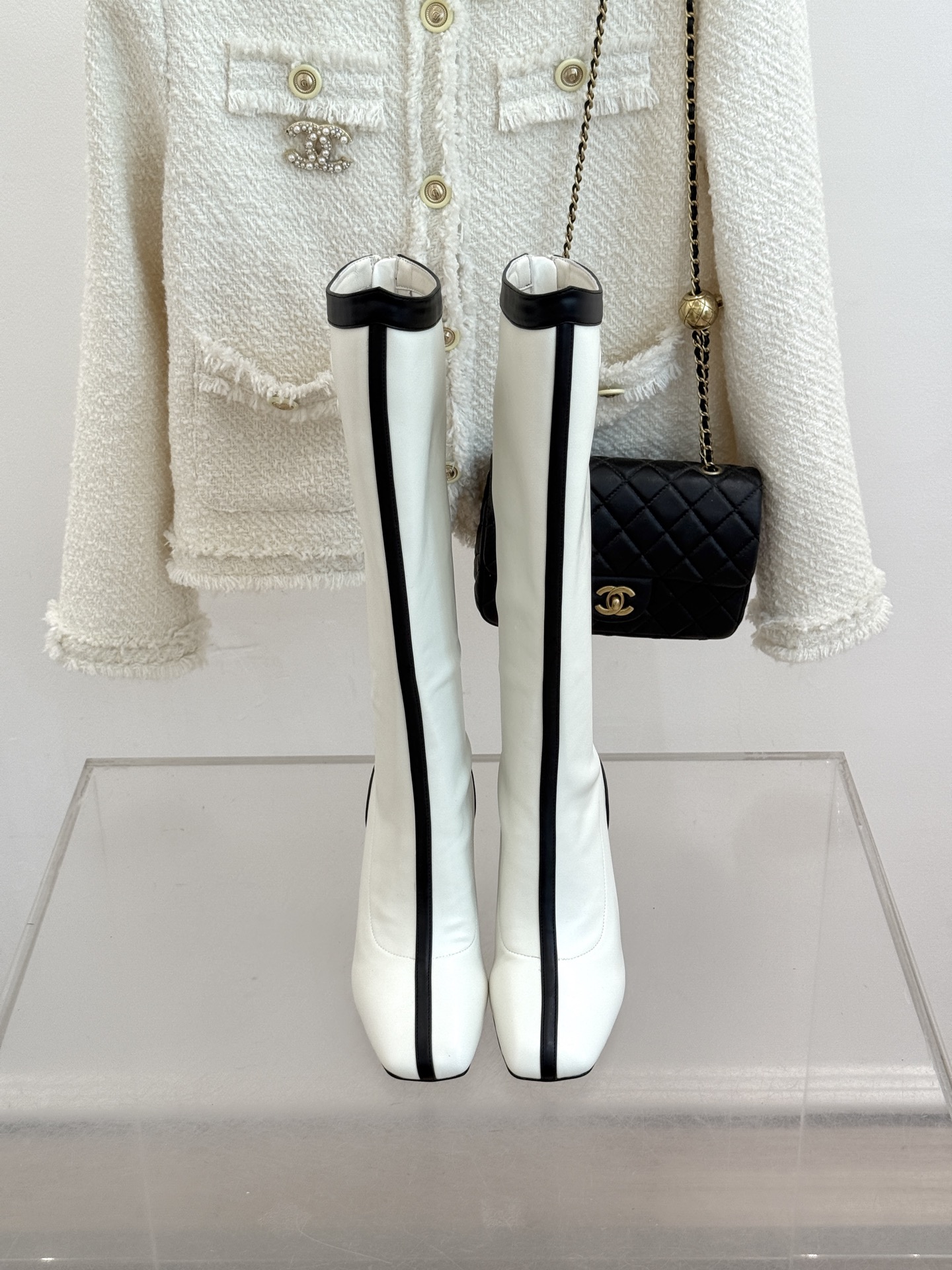 CHANE*|小香26A秋冬新品 双C拼接方头金属跟高跟长靴 秋冬鞋柜必有它位置 时髦精闭眼入不亏 解锁秋冬穿搭万能密码 CHANE*|小香26A秋冬新品 双C拼接方头金属跟高跟长靴 秋冬鞋柜必有它位置 时髦精闭眼入不亏 解锁秋冬穿搭万能密码