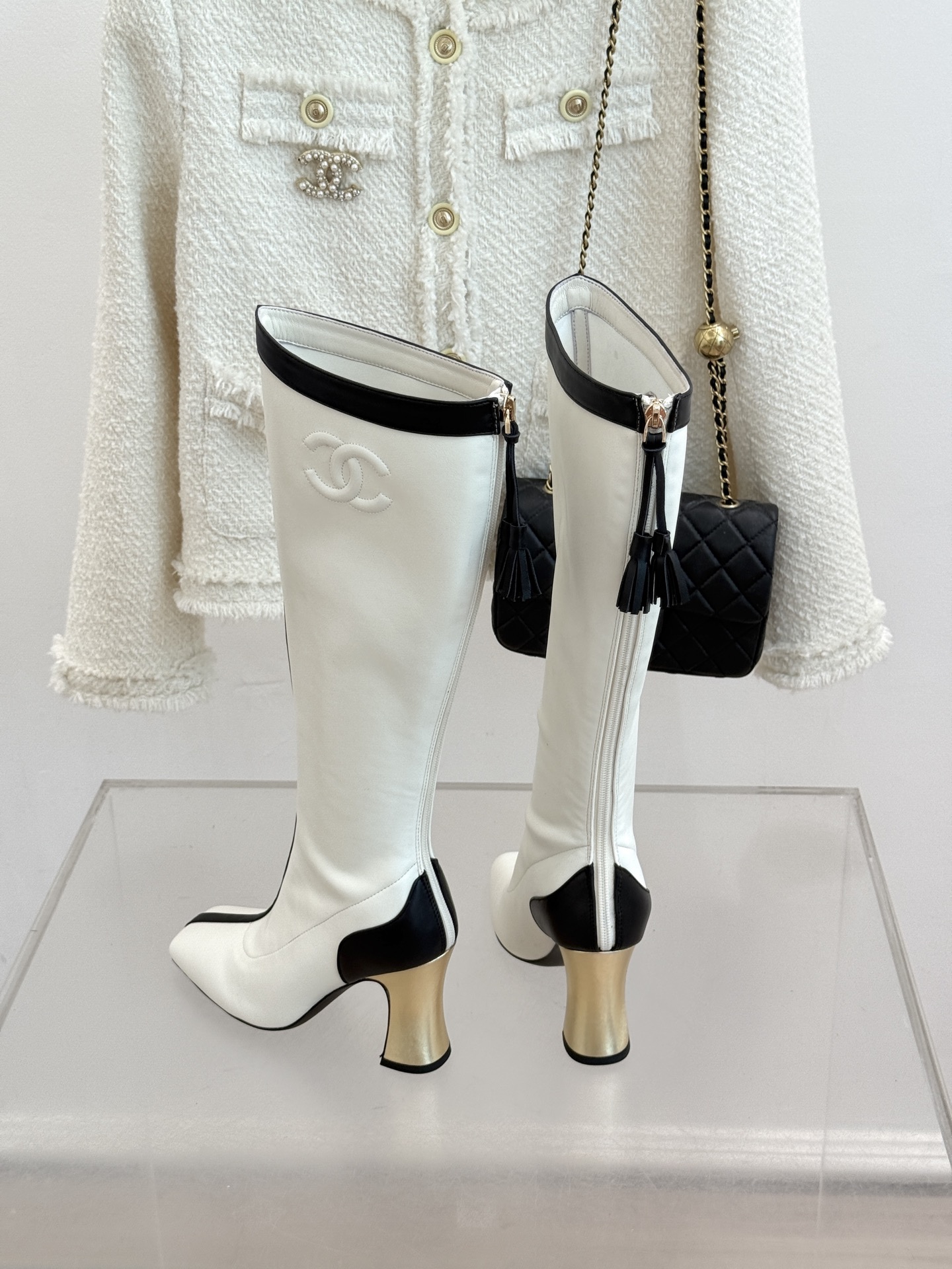 CHANE*|小香26A秋冬新品 双C拼接方头金属跟高跟长靴 秋冬鞋柜必有它位置 时髦精闭眼入不亏 解锁秋冬穿搭万能密码 CHANE*|小香26A秋冬新品 双C拼接方头金属跟高跟长靴 秋冬鞋柜必有它位置 时髦精闭眼入不亏 解锁秋冬穿搭万能密码
