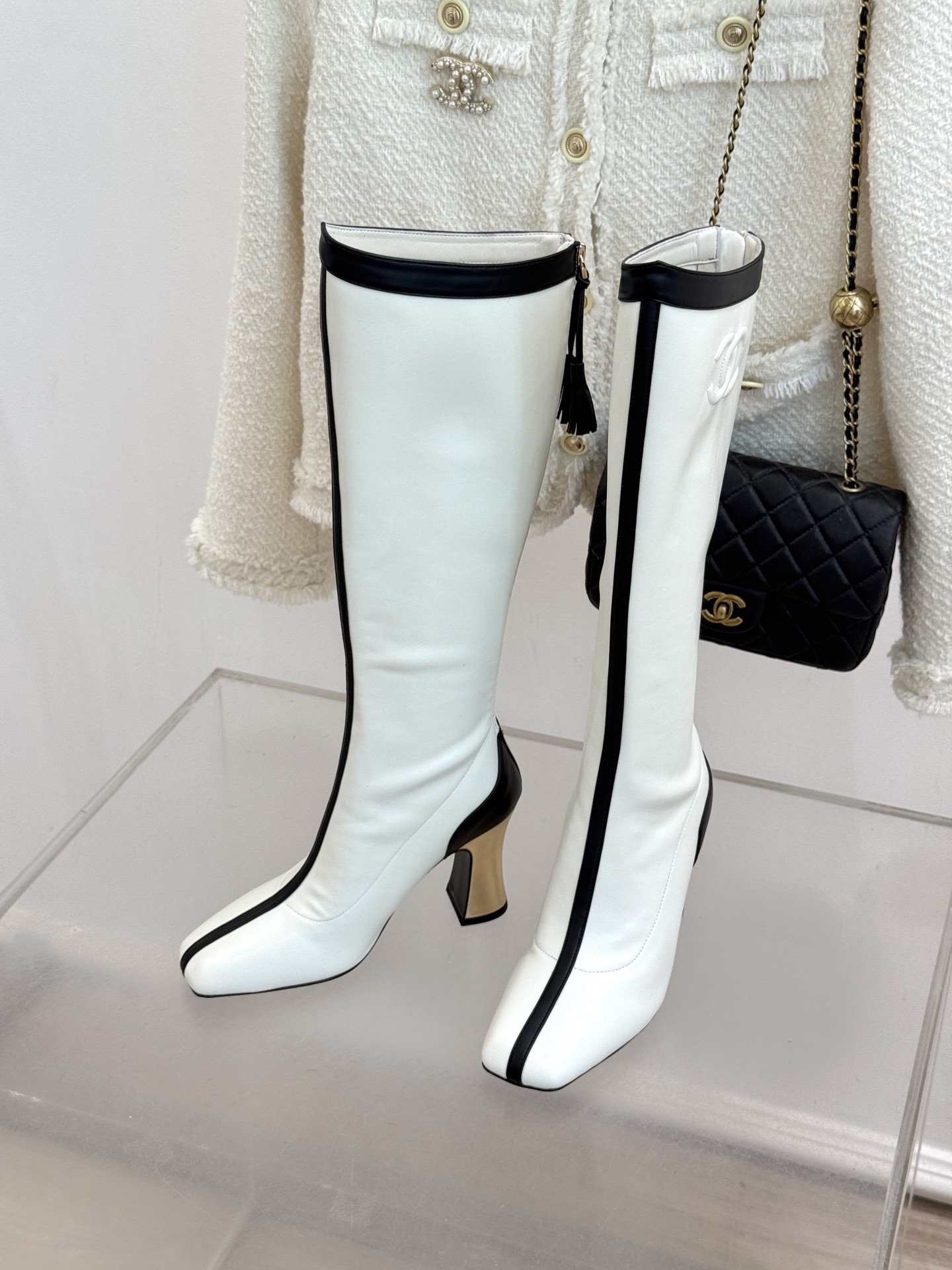 CHANE*|小香26A秋冬新品 双C拼接方头金属跟高跟长靴 秋冬鞋柜必有它位置 时髦精闭眼入不亏 解锁秋冬穿搭万能密码 CHANE*|小香26A秋冬新品 双C拼接方头金属跟高跟长靴 秋冬鞋柜必有它位置 时髦精闭眼入不亏 解锁秋冬穿搭万能密码